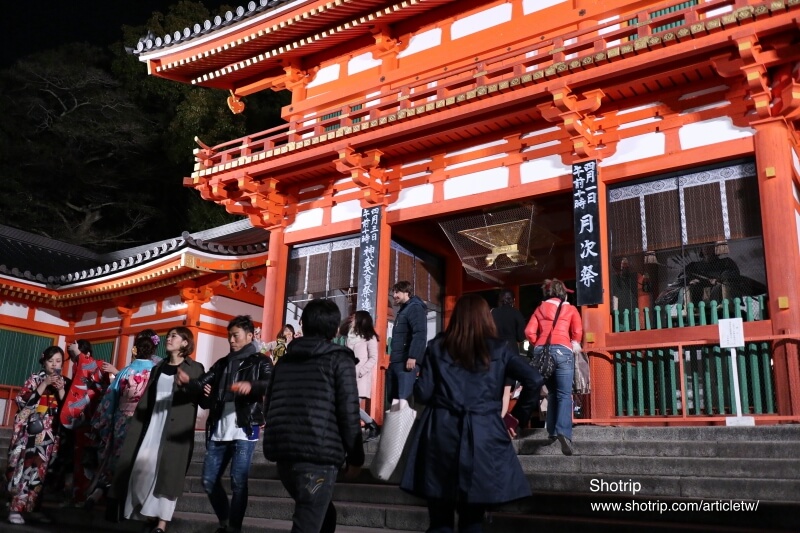 日本京都祇園八坂神社 夜晚也很有氣氛呢 遊京都祇園必逛景點之一 拉拉桑 S 旅遊足跡